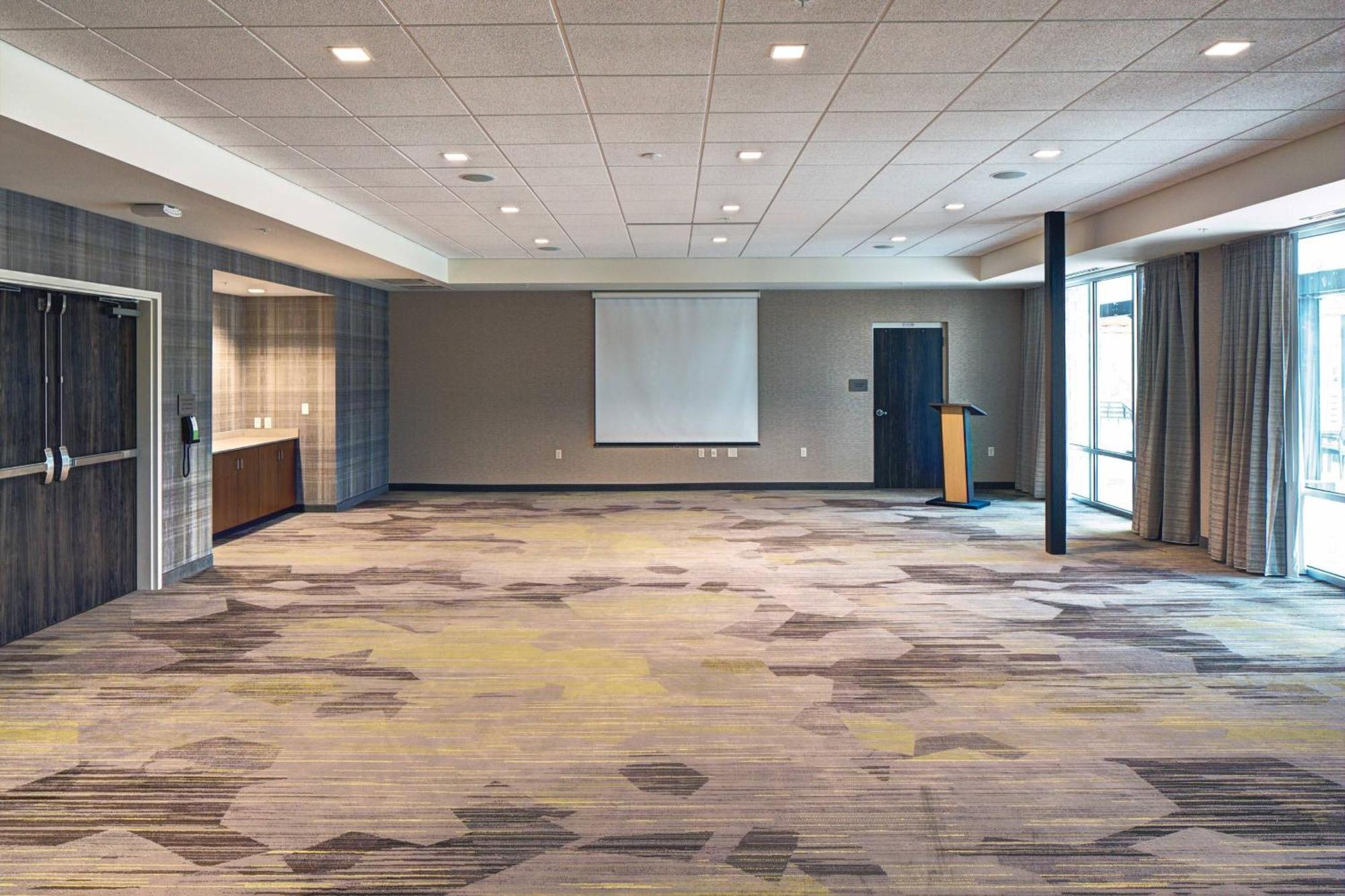 Courtyard By Marriott Appleton Riverfront Exterior photo