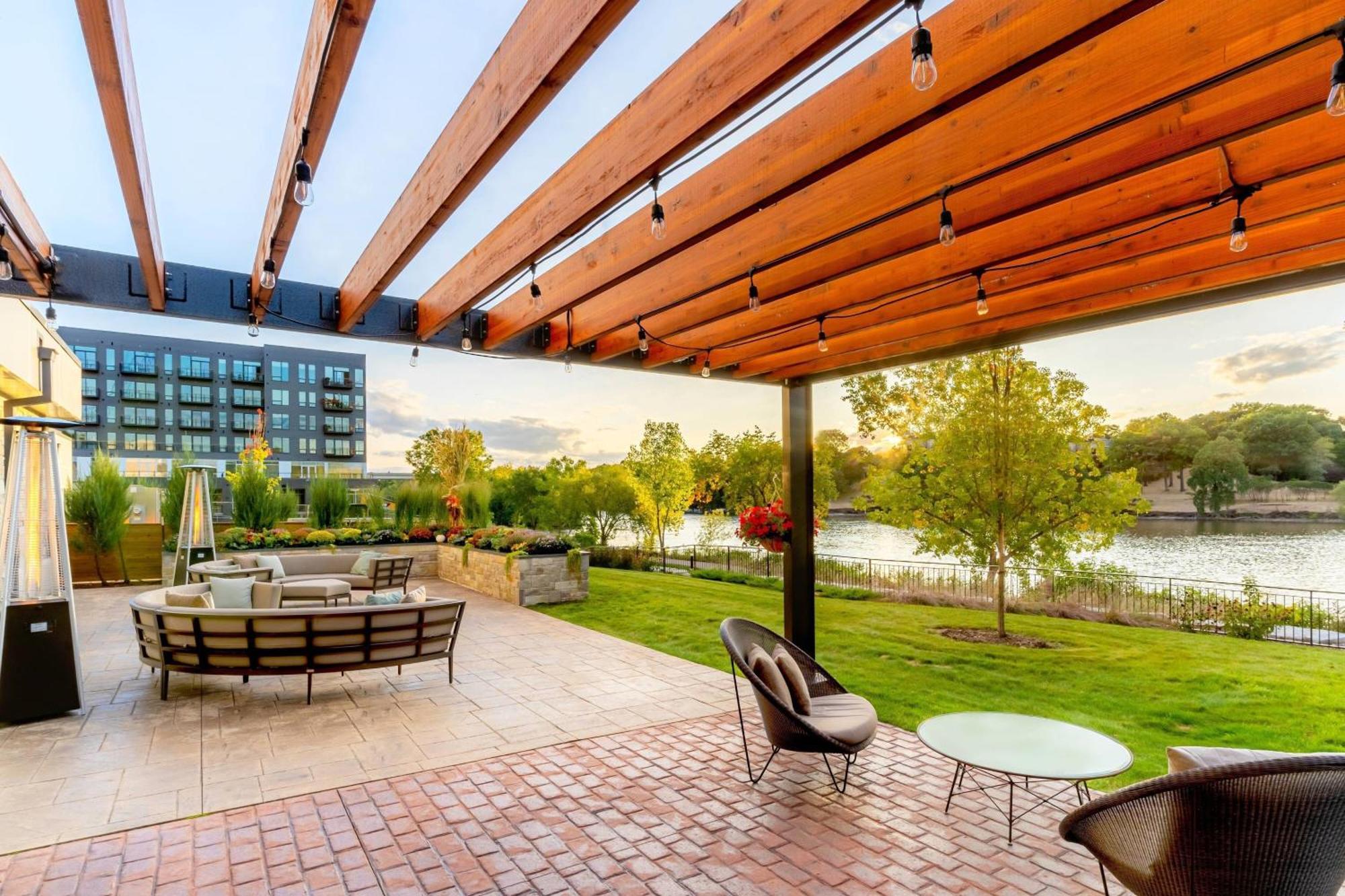 Courtyard By Marriott Appleton Riverfront Exterior photo