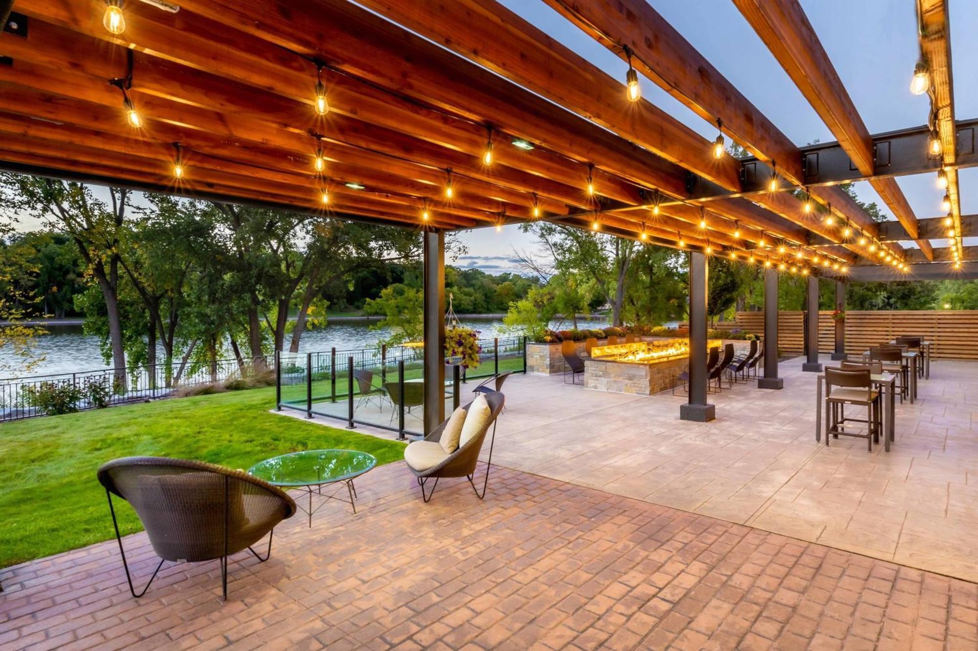 Courtyard By Marriott Appleton Riverfront Exterior photo