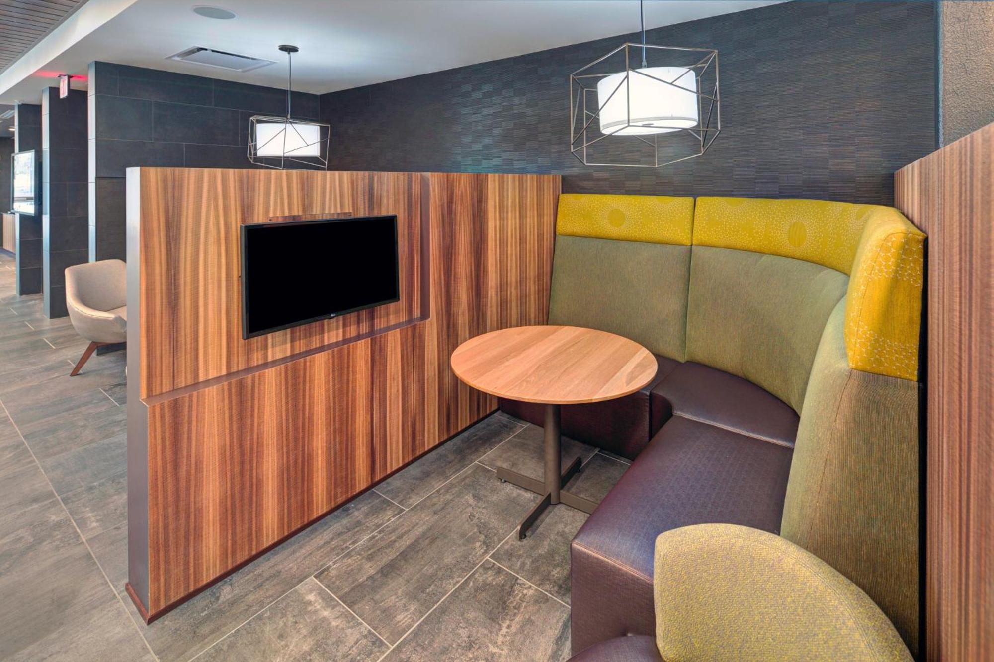 Courtyard By Marriott Appleton Riverfront Exterior photo