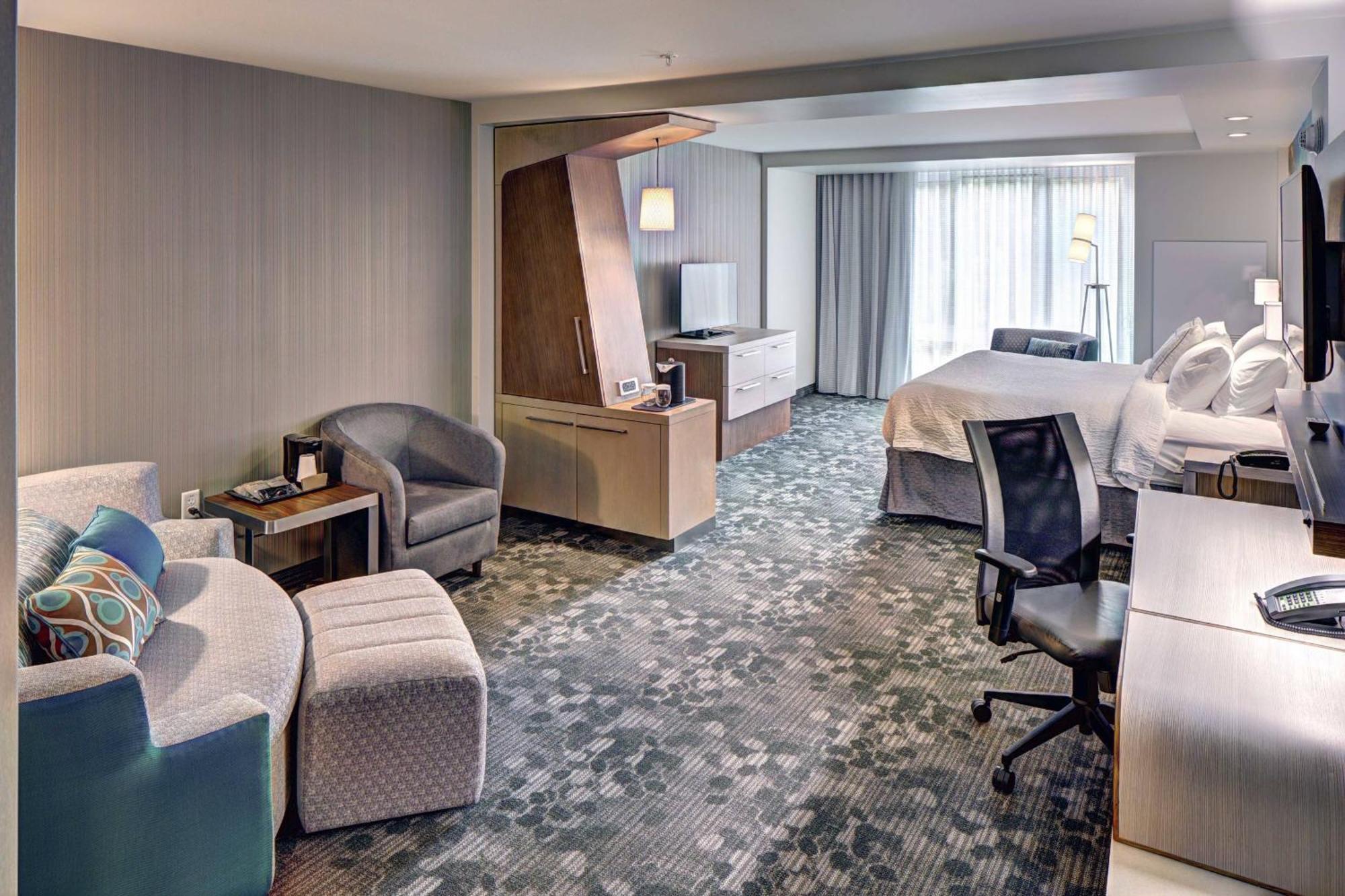 Courtyard By Marriott Appleton Riverfront Exterior photo