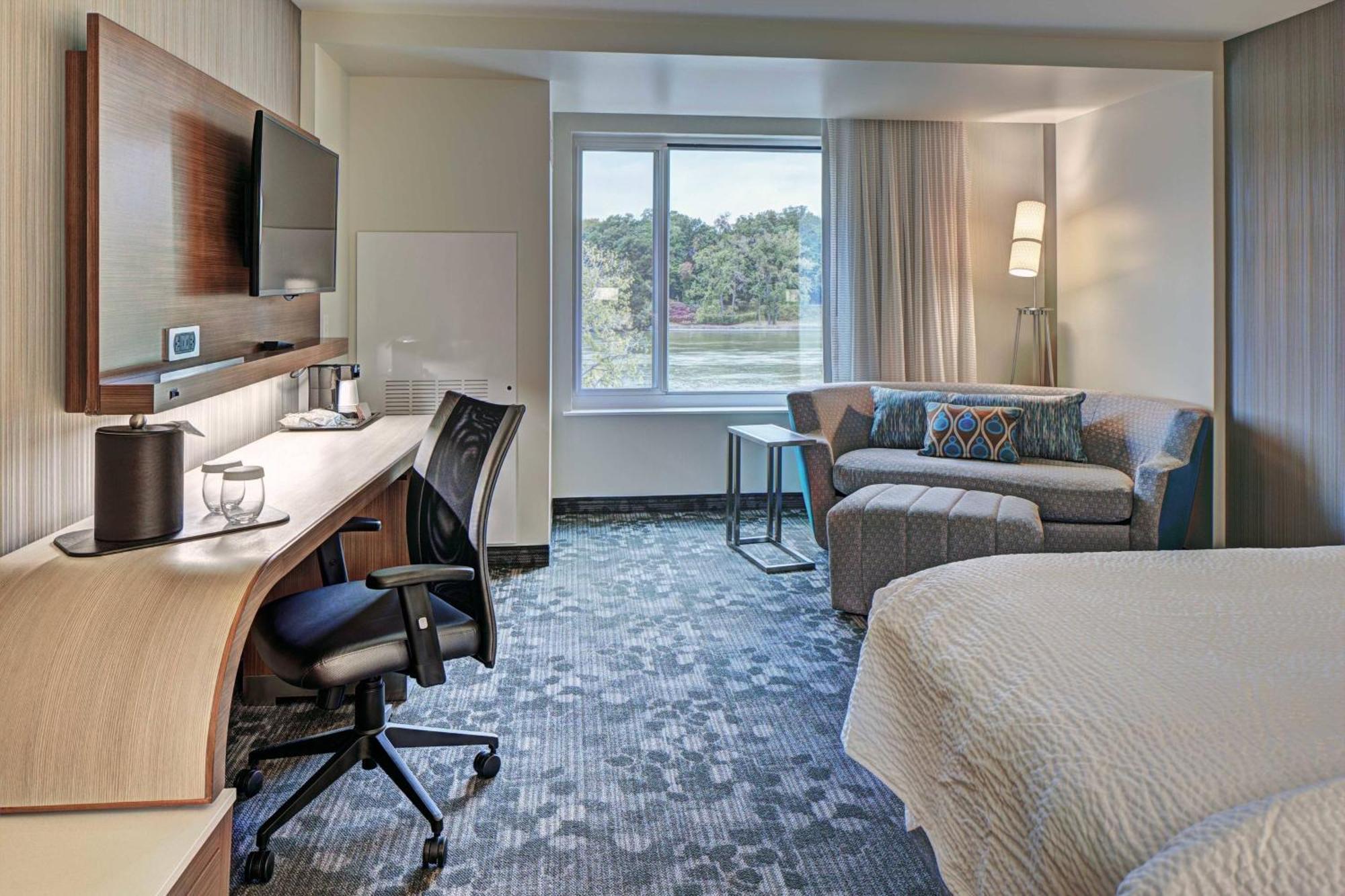 Courtyard By Marriott Appleton Riverfront Exterior photo