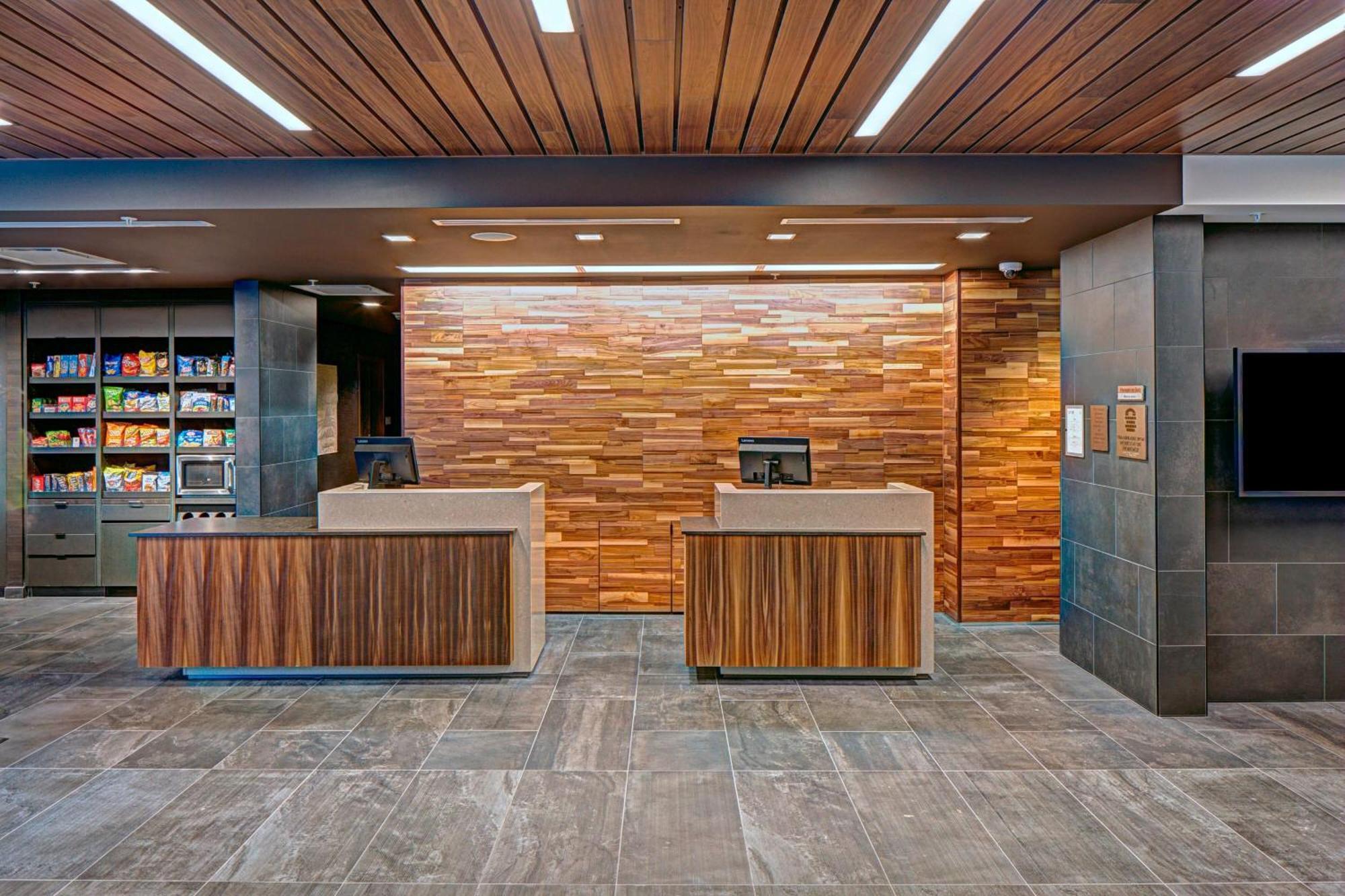 Courtyard By Marriott Appleton Riverfront Exterior photo