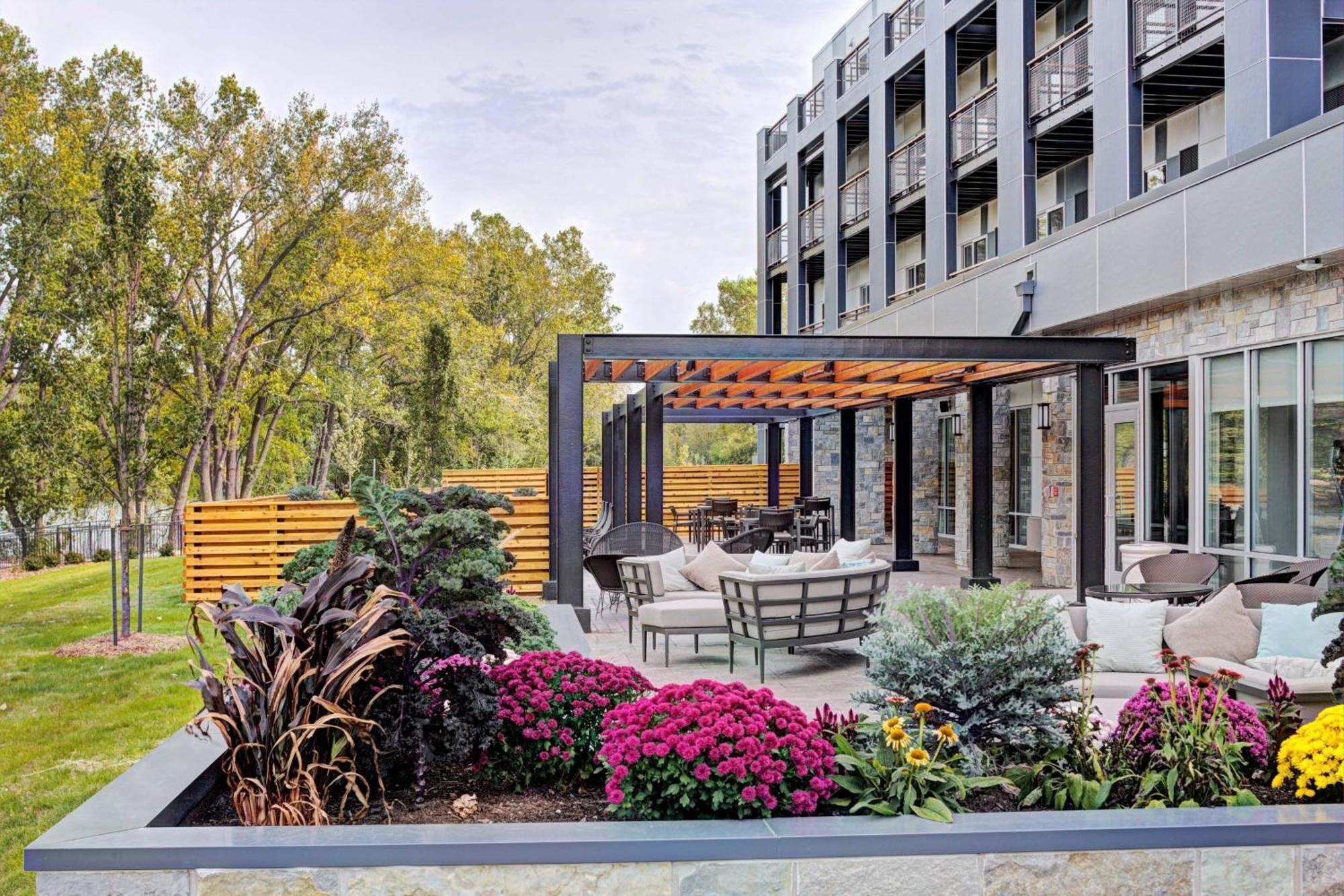 Courtyard By Marriott Appleton Riverfront Exterior photo