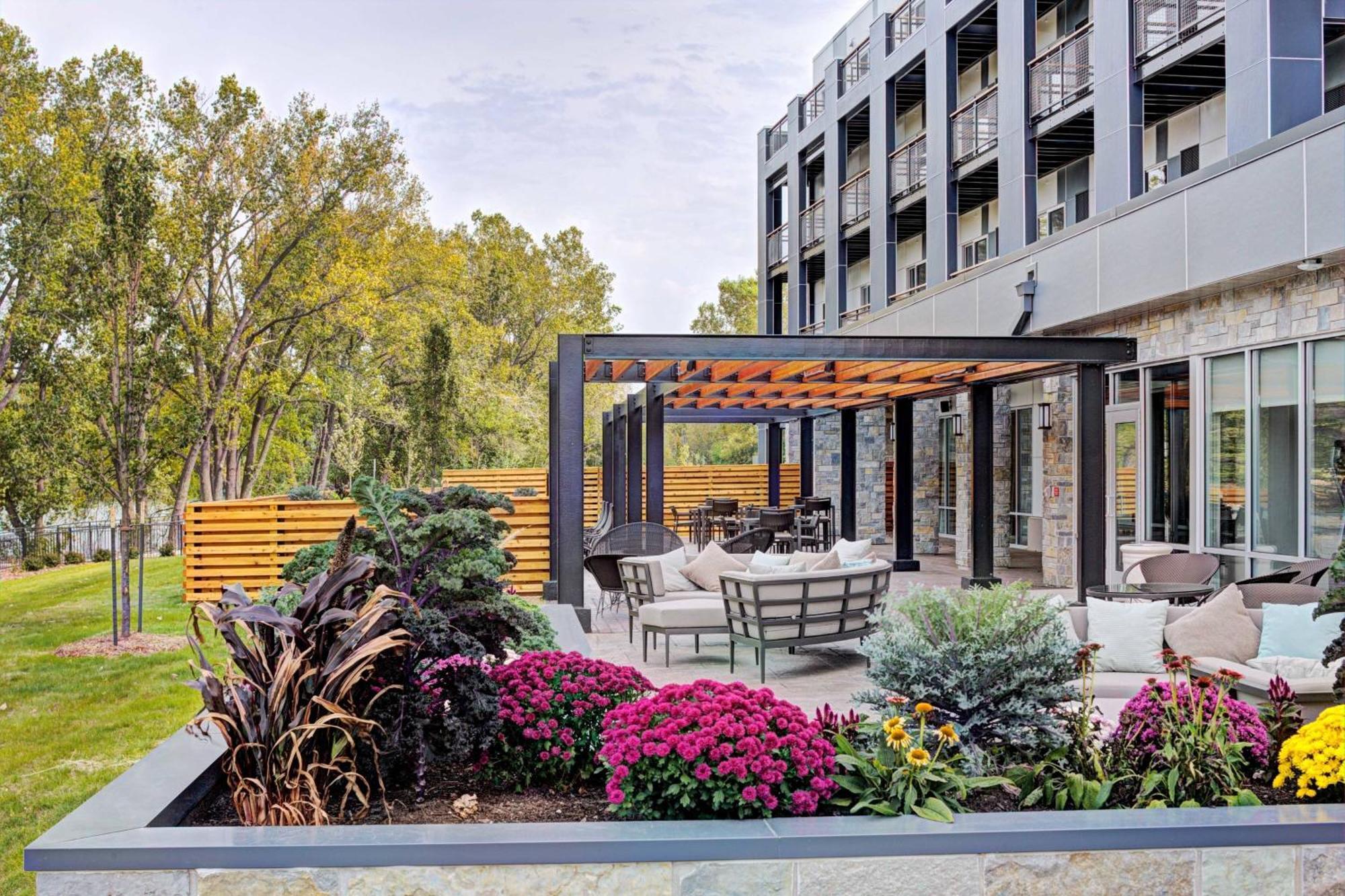 Courtyard By Marriott Appleton Riverfront Hotel Exterior photo