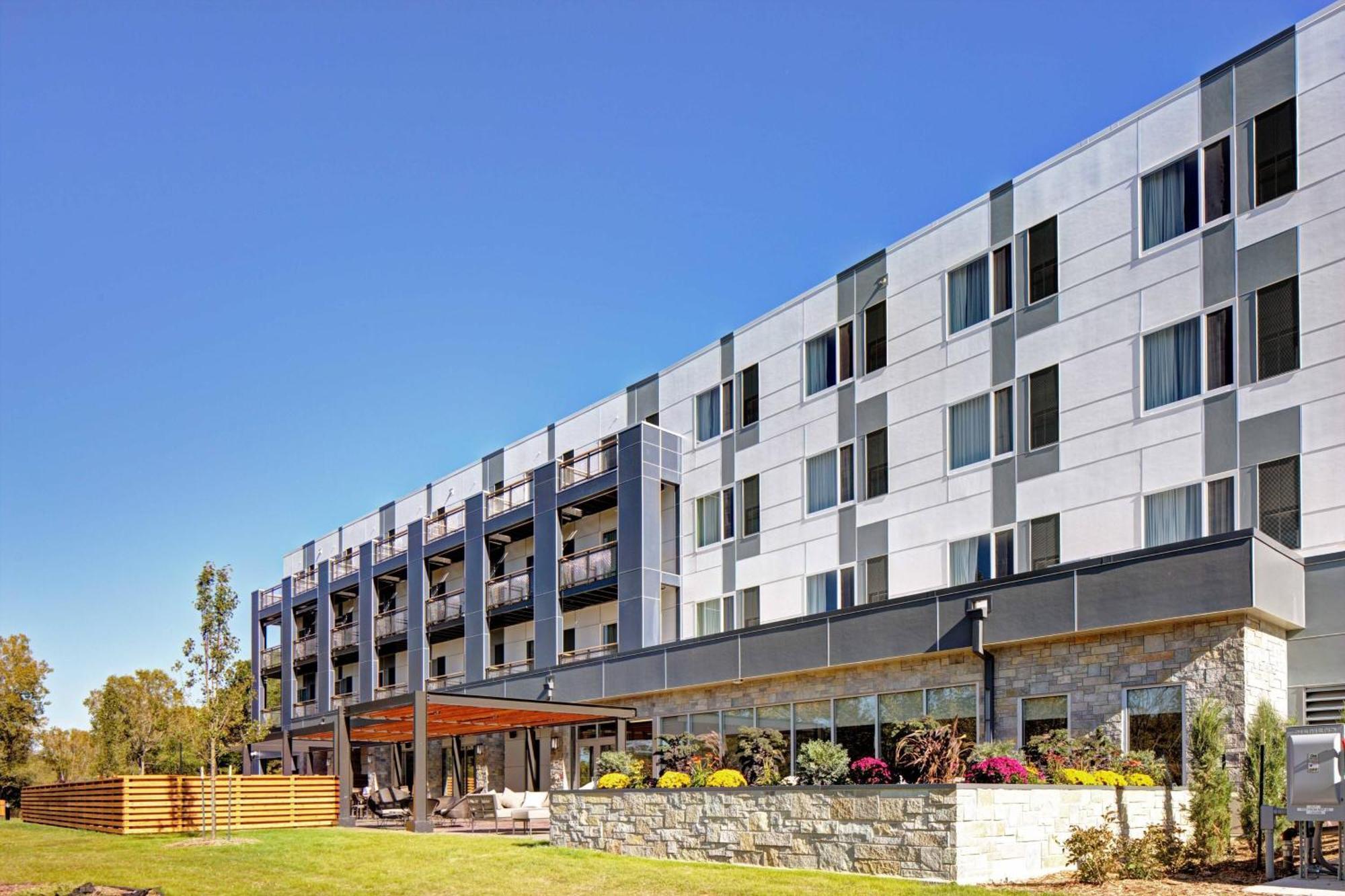 Courtyard By Marriott Appleton Riverfront Hotel Exterior photo